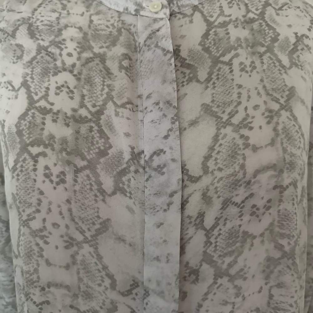 Liz Claiborne (M) blouse: front buttons w/long sleeves and stand up collar. - Picture 3 of 9